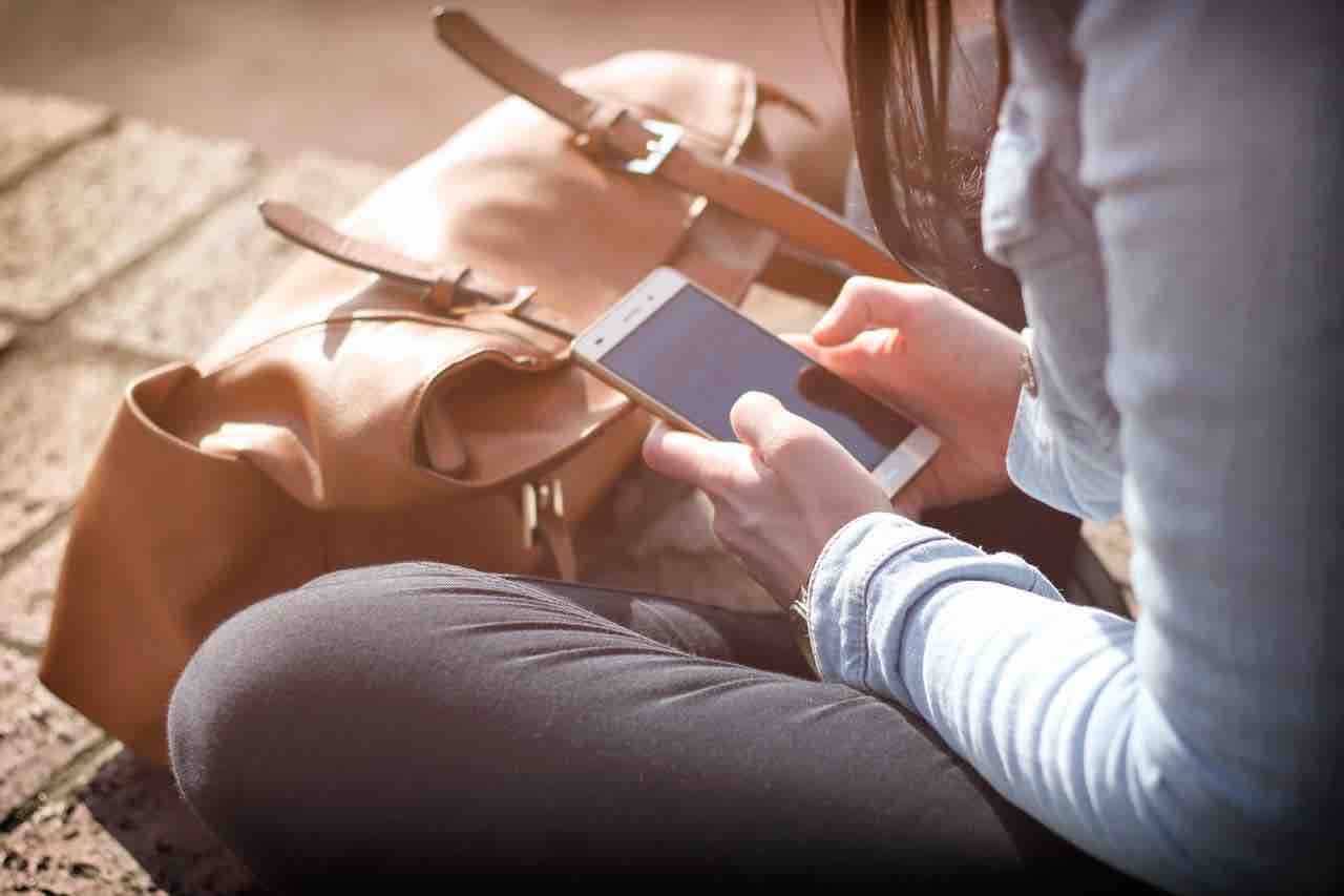 telefon z uszkodzonym wyświetlaczem