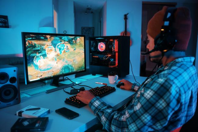 Osoba grająca w League of Legends