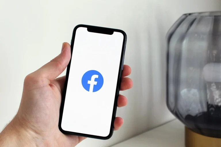 Aplikacja Facebook na telefon, fot: Anton, pexels.com