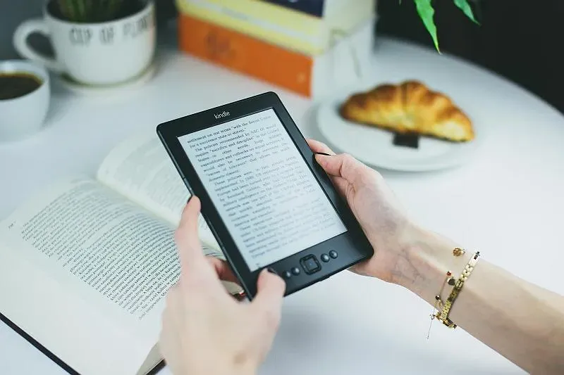 Wszystko, co warto wiedzieć na temat czytników ebooków. Autor: freestocks / pexels.com