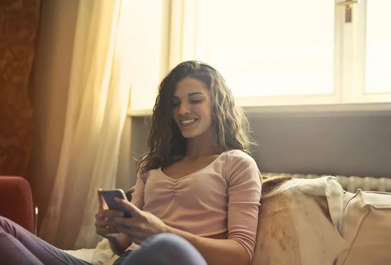 Poznaj najlepsze gry, które sprawią, że poczujesz się jak it girl! Fot. Andrea Piacquadio / pexels.com