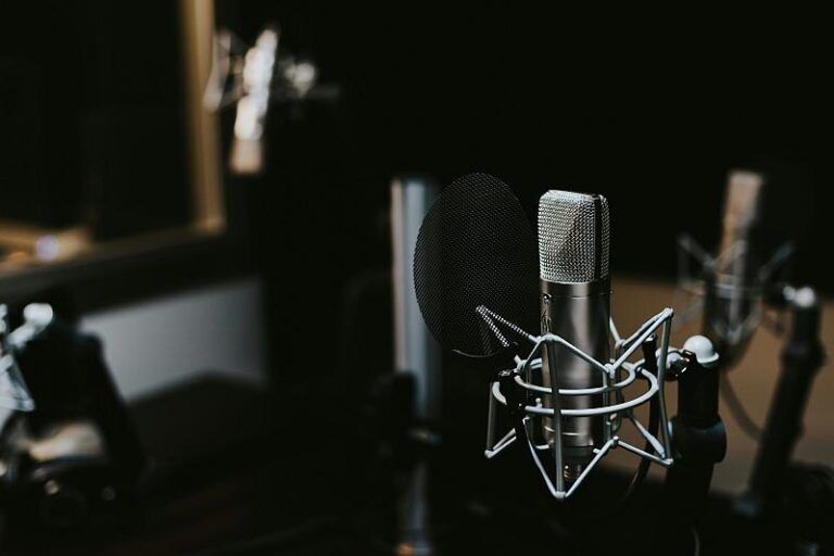Mikrofon do nagrywania podcastów. Aut. Jonathan Velasquez. Unsplash.com