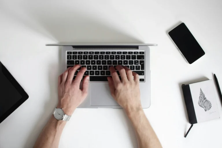 Polskie znaki na klawiaturze - jak je ustawić?, fot: NordWood Themes, unsplash.com