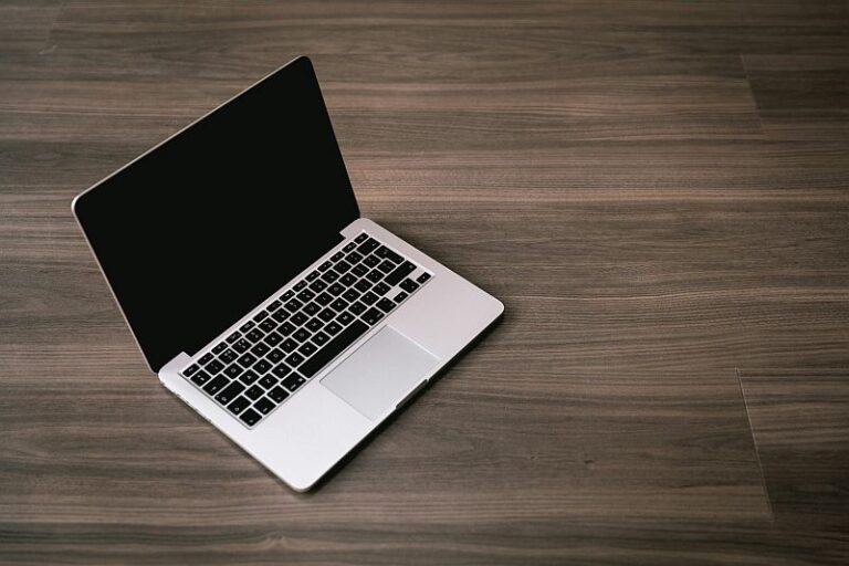 Powrót na uczelnię - jak wybrać laptopa na studia? Fot. Pexels