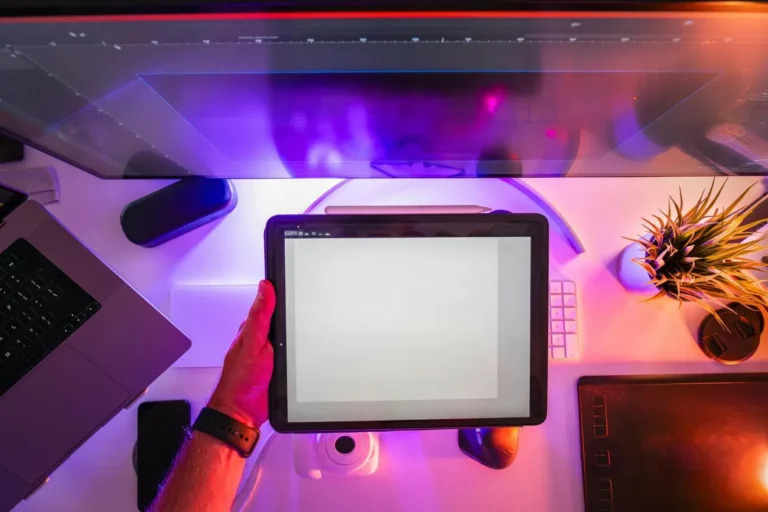 Sprawdź, jak tablet może ułatwić proces studiowania. Fot. Jakub Zerdzicki / pexels.com