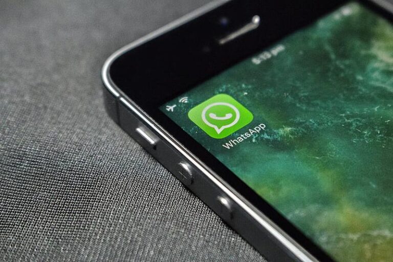 WhatsApp na komputer - jak pobrać, zainstalować i korzystać z WhatsApp? Poradnik dla użytkowników Windows i iOS!